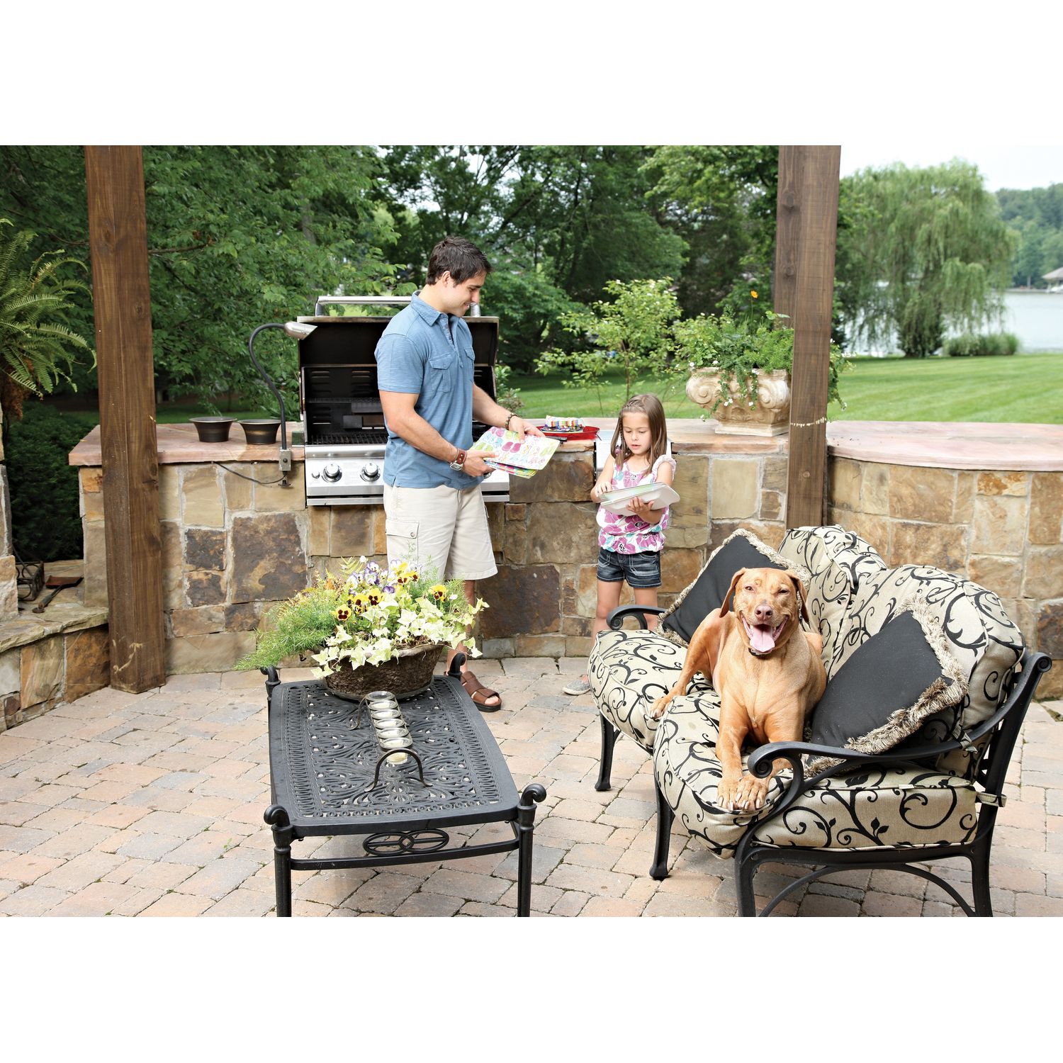 PetSafe PIG00-14673 Family with Dog Enjoying Afternoon in Yard with Rechargeable In-Ground Fence System